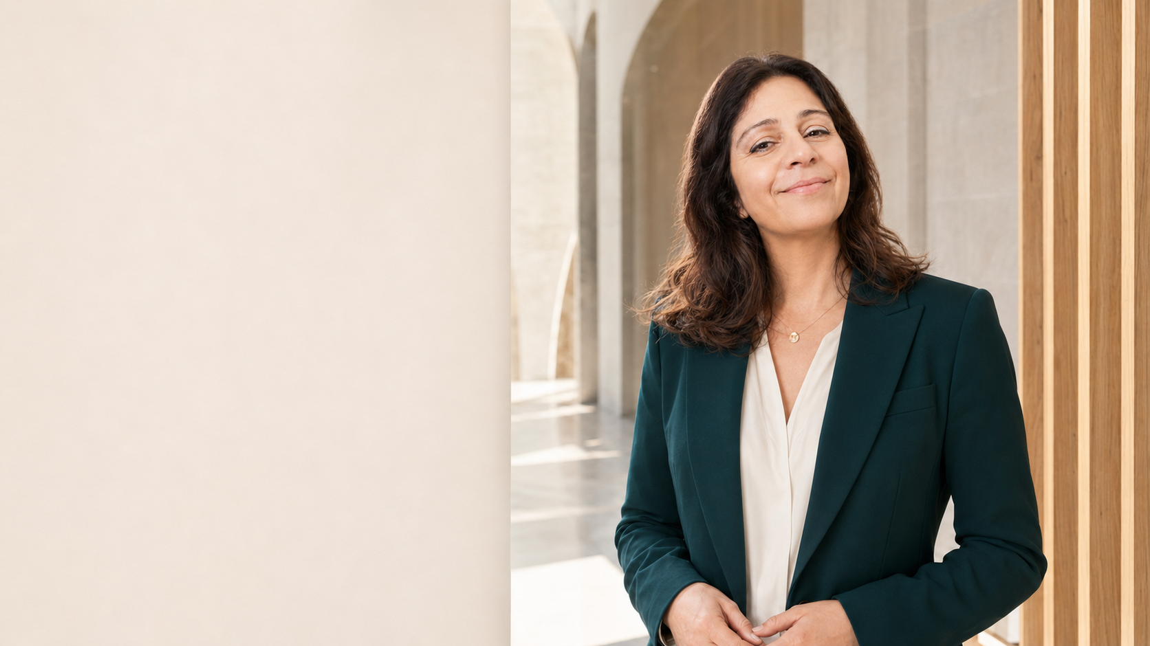 Giuseppina Mezzelani in einem hellen, modernen Innenraum